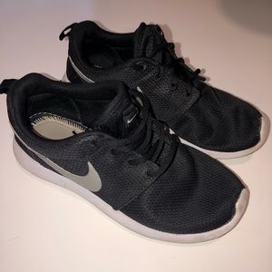 Nike Roshe Sneakers Women’s Size 7